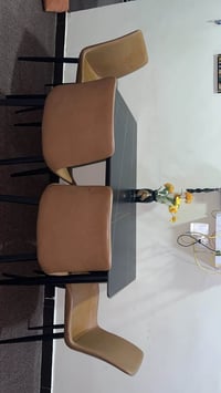 ميز طعام بورسلين ورجل حديد كراسي عدد 4 جلد ورجل حديد 07724476305