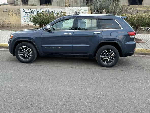 السلام عليكم 
جيب كراند شيروكي لمتد 2021
فول مواصفات 4x4 محرك3.6
حادثها مثل ما موضح بالصوره
قطعه وحده صبغ الباب الاماميه الي بصف السايق 
الباب الخلفيه مبدله نفس اللون بلاديه
ماشيه 52 الف 
ايرباك برده فقط
السياره كامله من كلشي متصرف عليها الف
سعرها 275 وبيها مجال بسيط
***********
