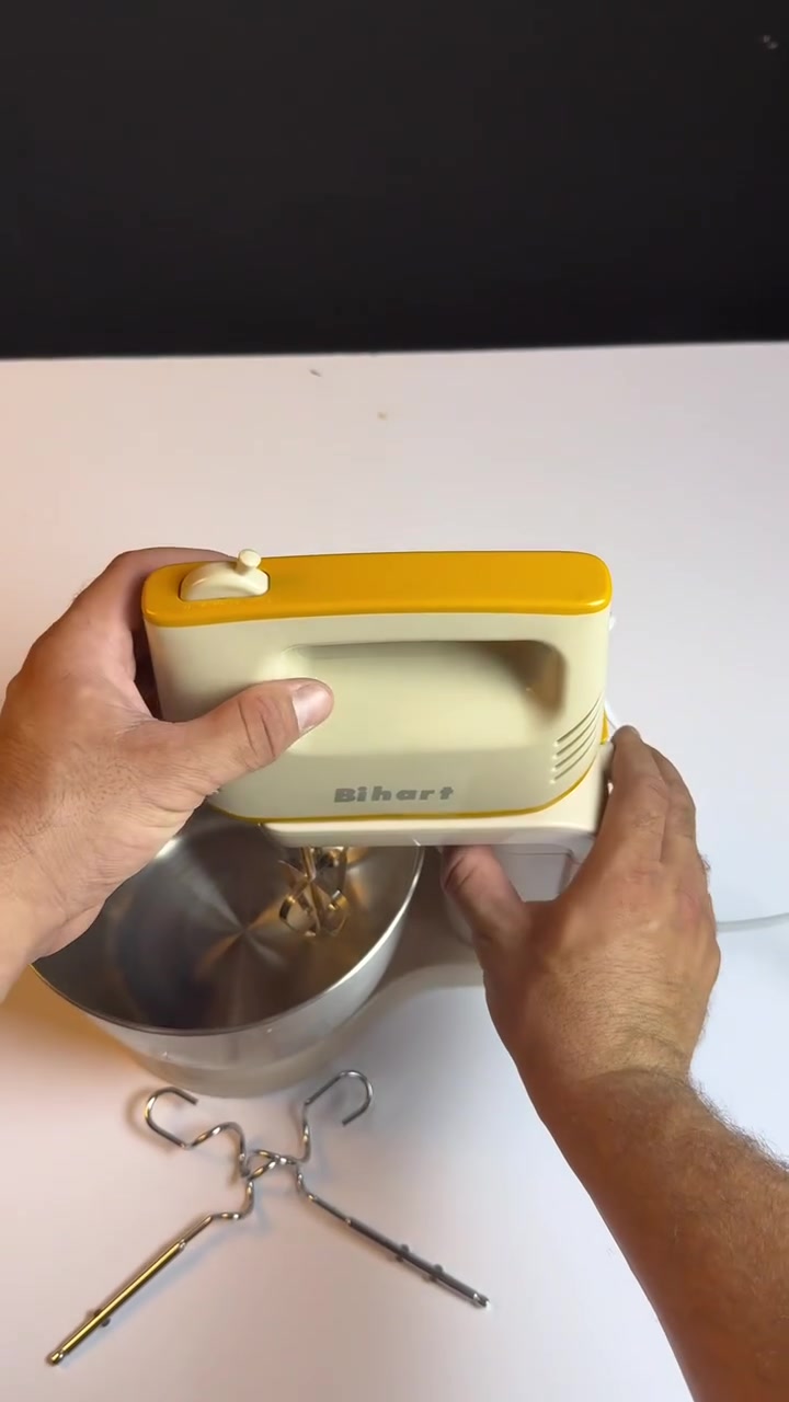 🥣✨ خفق وعجن أسهل وأسرع كل يوم!
خلاط يدوي عملي يشتغل يدويًا أو مع الوعاء، مثالي للبيض والكريمة والعجين 💨

5 سرعات مختلفة مع ملحقات معدنية متعددة ⚡

قوة 200 واط واستخدام سهل يوميًا 💪


**إذا كنت صاحب هذا الإعلان وتريد حذفه لأي سبب، رجاءا أرسل رسالة إلى الدعم الفني**