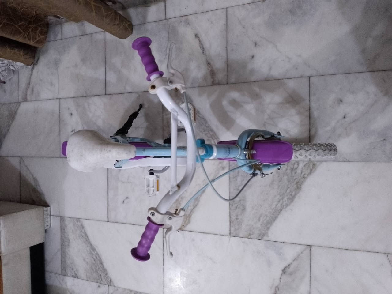 السلام عليكم
بايسكل اطفال ياباني للبيع كسر حاوية سعر 65 الف ،مكاني 📍 بغداد الشعب شارع الصحة قرب سوق صبح رقم للستفسار ***********
مواصفات البايسكل :- 
1- الون سمائي 🩵.
2- الحجم 14 🩵.
3- تايرات كتان اصلي الون ابيض 🤍.
4- بريك امامي + خلفي شغال💯.
