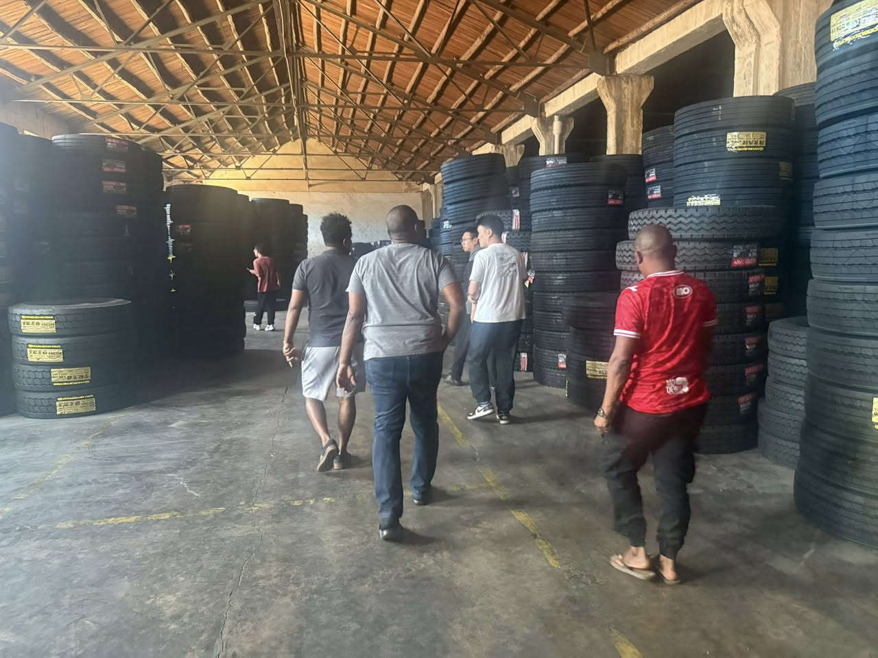 Take the client on a tour of the tire warehouse.


**إذا كنت صاحب هذا الإعلان وتريد حذفه لأي سبب، رجاءا أرسل رسالة إلى الدعم الفني**