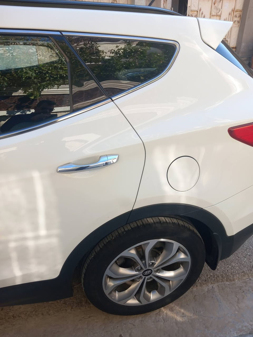 السلام عليكم..سنتافيا 2016  خليجي... خليجي... خليجي 
مكفولة من الضربة بيها صبغ اربع أصابع بالجاملغ الامامي الايمن فوق السكن و رصعات اثنين خفيفة 
  #المواصفات #
محرك 6 سلندر 3300 
بصمة عدد 2
شاشة جبيرة تاب  
كامرة خلفية
حساسات خلفية بلادي 
فور ويل 
مانع انحدار 
مانع انزلاق وABS
3 قطع  تبريد 
7 راكب 
3 وضعيات قيادة 
تبريد لمس منفصل 
كشن كهرباء
كشنات مخمل
مري شفط 
اشاير بالمري
لايت امام LED
بك لايت خلفي LED
منظومة زنون عالي وناصي 
ويل كب كروم حجم 19 وتخم تاير جديد+ باتري بالضمان بعده 
انارة ترحيب بالمراية وباليدات
مثبت سرعة
رقم اربيل بسمي تحويل مباشر  شرط التحويل ما انطي وكالة
المحرك انطي بية ضمان من التبديله للتبديله لاتنقيص ولاتبخير ولاصوت على الفحص
ماشية ١٥٠ الف كيلو قابل للزيادة 
#السعر : 195$ ورقة وبيها مجال
#المكان : ديالى بعقوبة التحرير *********** ابو رضوان
