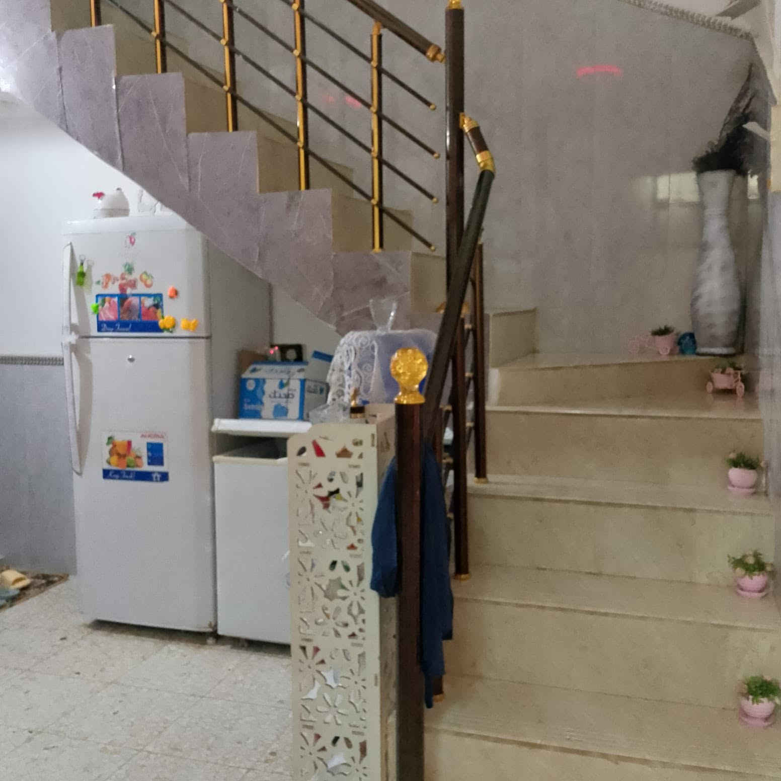 السلام عليكم بيت للبيع١٠٠  متر مربع واجه ٧ونص نزال١٤ طابق ونص غرفتين نوم شارع تبليط خدمات كامله الزعفرانيه نهايه شارع المعهد على السده طابو سند ٢٥ وكاله أم الصوره بيت مآبي اي نقص كامل من كلشي للاستفسار خاص أو الاتصال *********** واتساب

