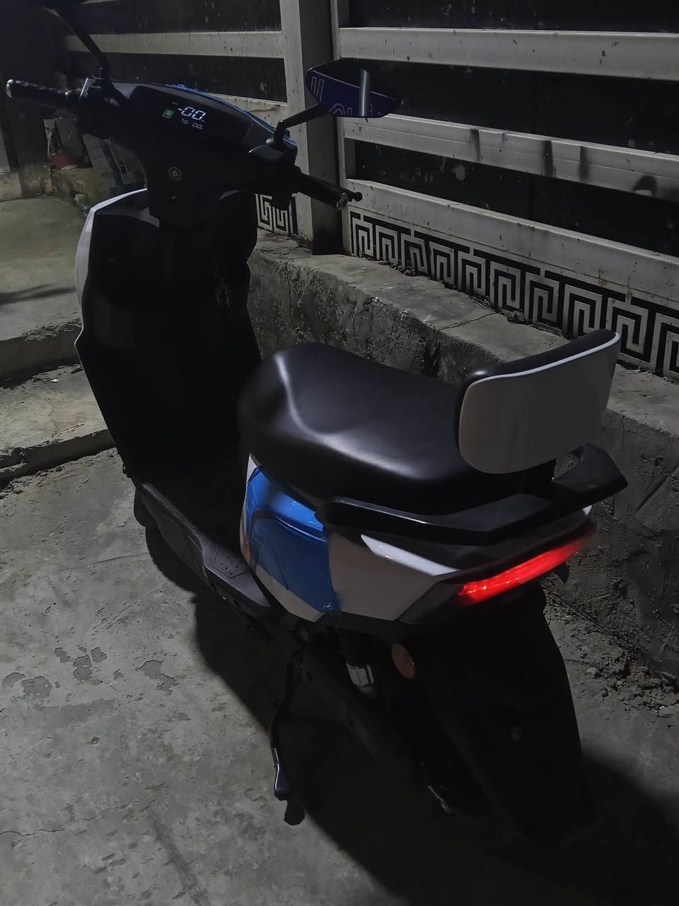 السلام عليكم 

دراجه سكنس شحن للبيع 

ملف 2000

بطاريات عدد 6 

32 امبير 

مساحه تخزين كبيره 

بيها رجوع للخلف R

تحديد اعطال 

بريكات هيدروليك

لافتات زنون عالي وناصي 

اشاير يمنه ويسره 

ثلاث سرع 

سرعه 70 حقيقي 

الرقم *********** بي واتساب 

السعر 750 وبيها مجال الطيبين 

بيع مستعجل جدا
