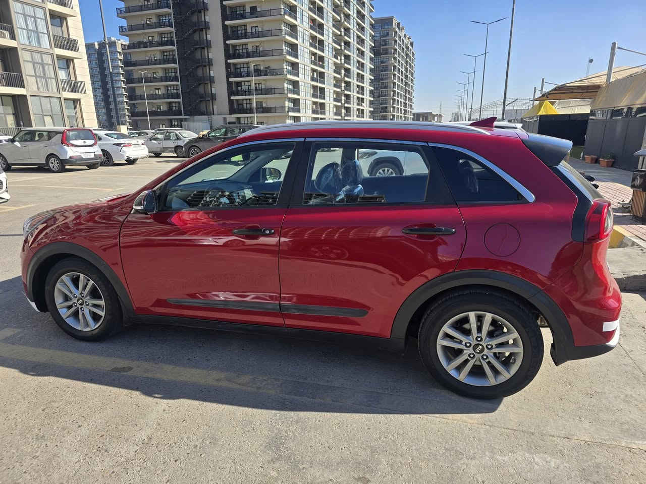 كيا نيرو موديل 2017 هايبرد محرك ١٨٠٠ بطاريات جد
فول مواصفات بصمه فتحه سقف تدفئة كشنات كشن كهرباء 
شاشه كامره فول تحكم ستيرن رادار امامي وخلفي وجانبي قياده ذاتية تحديد مسار لايت وبكلايت ليد. منضومه زنون اماميه. مري شفط وترحيب عند الاقتراب. ماشيه ١١٦ الف.  رقم بغداد بأسمي حادثها بابين ايمن صبغ فقط.. بدون دواخل وبدون شواصي بجم كبس صندوق كبس.  مكاني بغداد الكرخ السعر ١٣٠ وبيها مجال بسيط ***********
