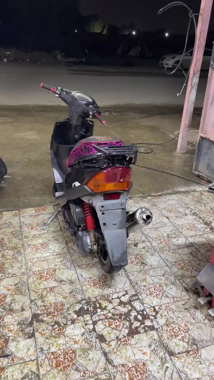 للبيع الدراجه شوفت عينك ما مفتوحه مكينته تخبل مكان الدراجه ابو غرق مناقصه شي تجي تعجبك تشلع عيوني وتأخذه سعره ٧٥٠ وبيه مجال للطيبين مم متوحد فيس فقط رقم  ‏‪***********‬‏
