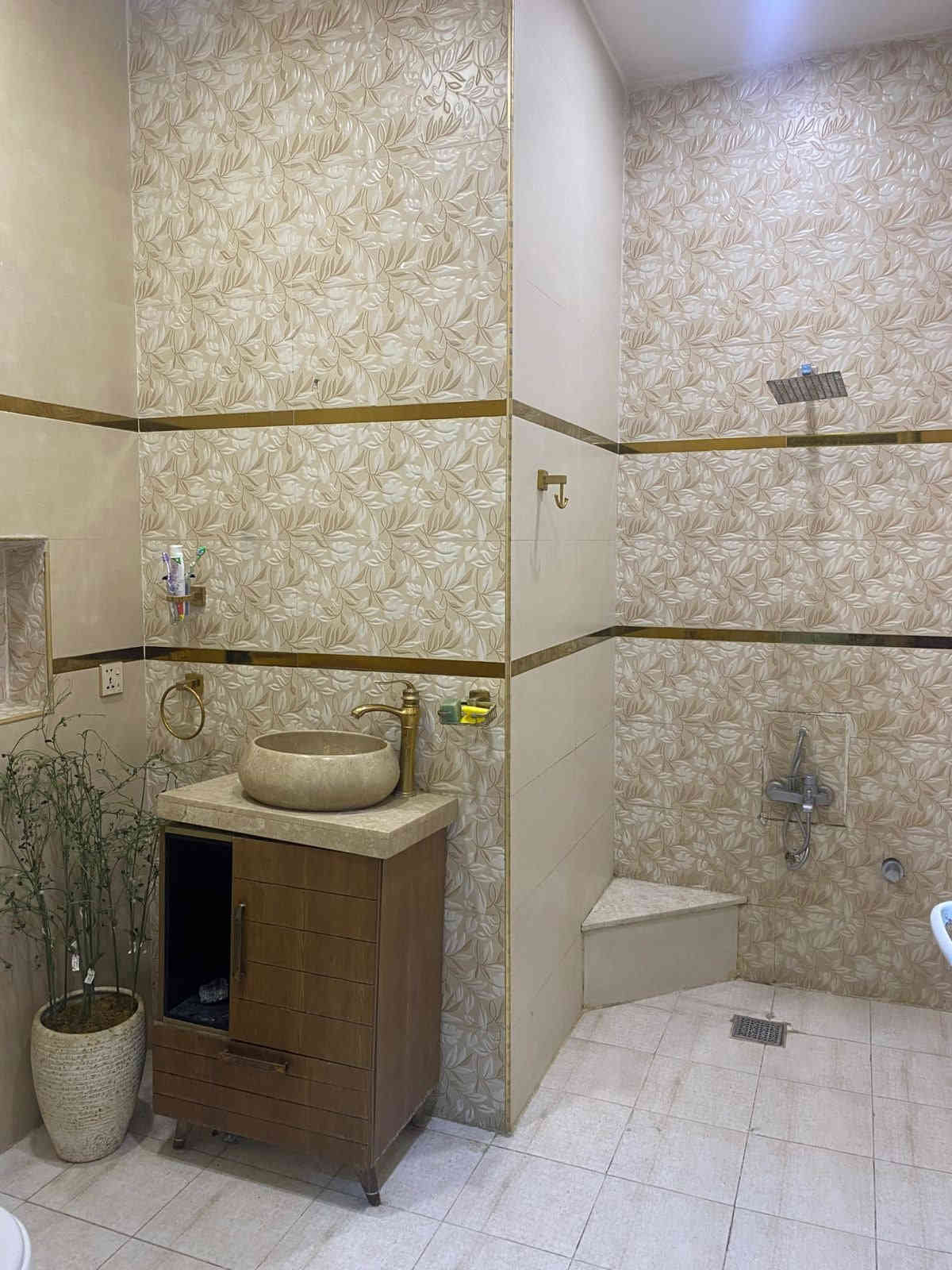 دار للبيع بناء سنه ٢٠٢٢ بناء درجه أولى مساحته ١٢٠ واجه ٦ ونزال ٢٠ بانيه على ايدي مو مقاول ٣ غرف نوم وصاله خدمات عدد ٢ بيتونه كبيره الارضيه مرمر مكانه  الشعب سوك شلال قرب وصفي المضمد سعره ب٣٠٠ بيه مجال موبايل ***********/ ***********
