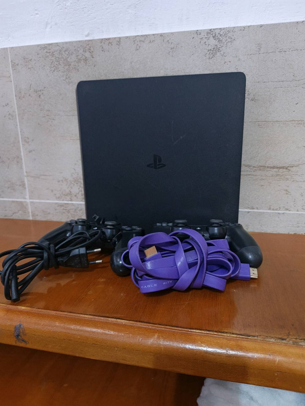 السلام عليكم 
بلي فور سلم مهكر نظافه 95% ذاكره 500 مع العاب كامل ملحقاته 2جوستك  كيبل شحن كيبل HDاصلي ..سعره 280وبيه مجال..***********.. ناصريه مركز