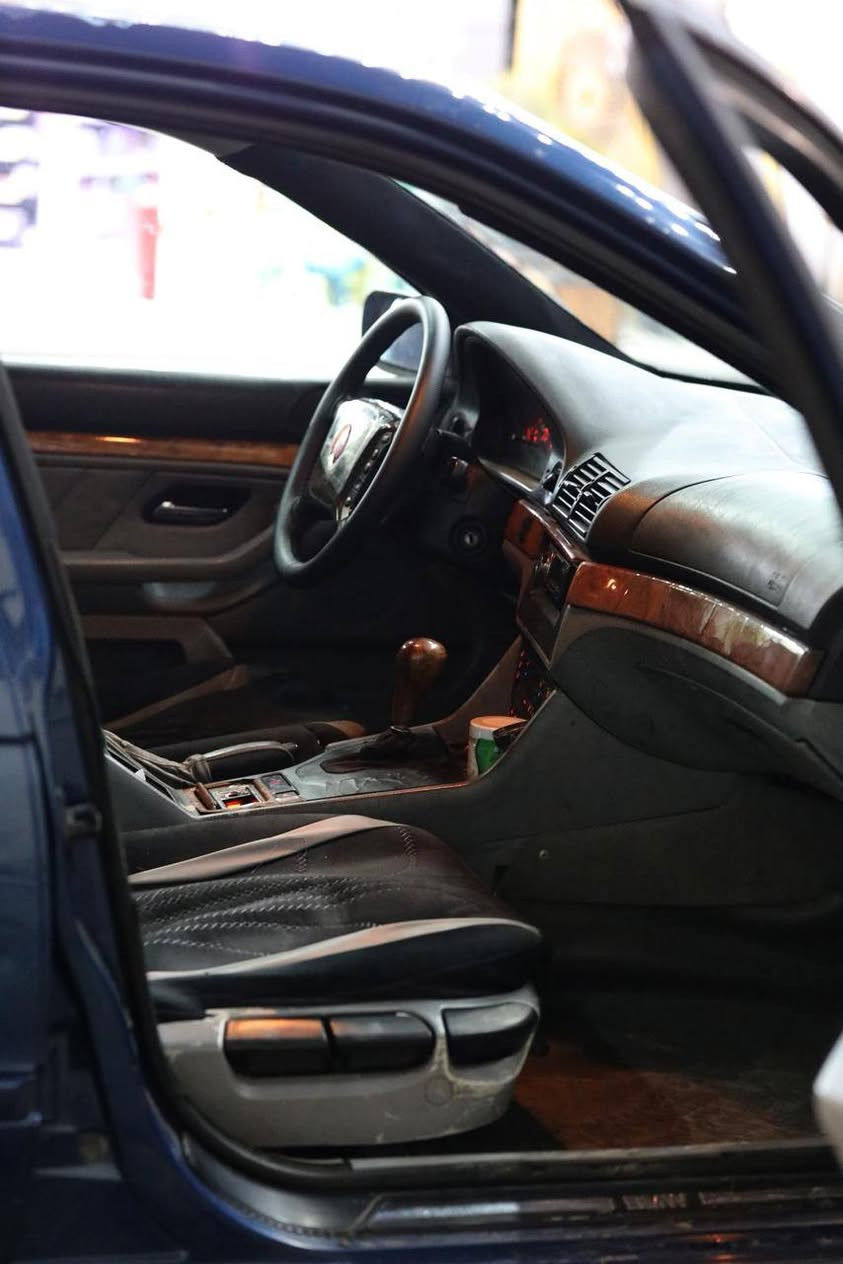 Bmw 2001
دەبل دیجیتال 525i A

مەنەفێست ایبراهیم خەلیل 

کۆدی ئاسایشی هەیە
 
گێڕ ئۆتۆماتیک و سپۆرت عادی

جام ئۆتۆماتیک

پێش و دوای کەپسە بێ دەعم 

تەقەوڕەقەی تیا نیە زۆر مەزبوتە

سەیارەکە زۆر جوان و بێ مەسرەفە 

سعری /35مەجالێ کەم 

شوێن / چەمچەمال

***********
***********
