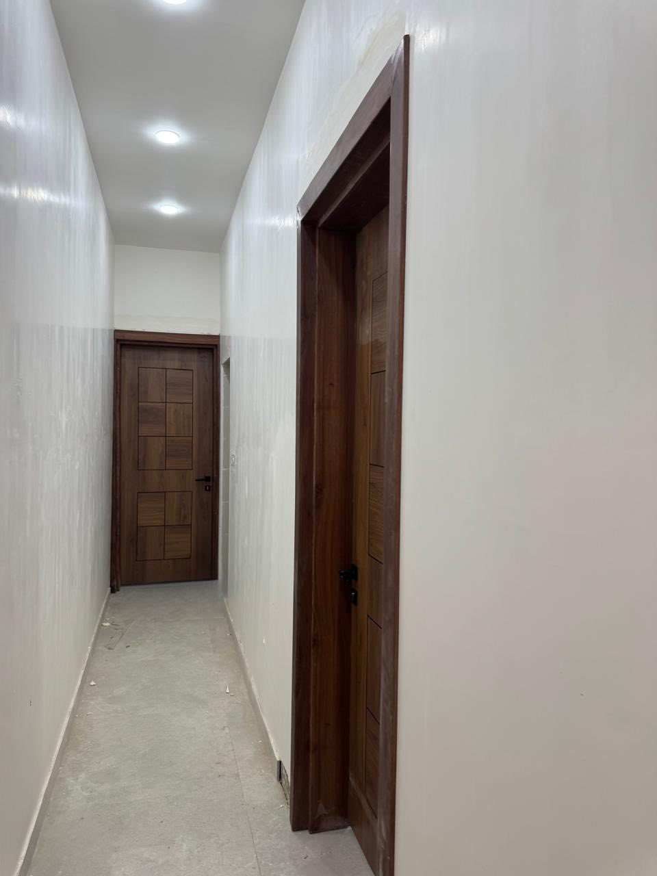 متوفر شقه واحد طابق ثالث الاول ول ثاني اتئجر للا بناء حديث ارضيه بورسلين شبابيك المنيوم ابواب تركي  مساحه الشقه 100 متر. تحتوي كل شقه على غرفتين نوم واستقبال ومطبخ وحمام تواليت مشترك البناء حديث غير مشغول سابقا كل شقه لها خط كهرباء وماء وسخان مستقل  العنوان الغزاليه شارع مدير الأمن رقم الهاتف ***********
