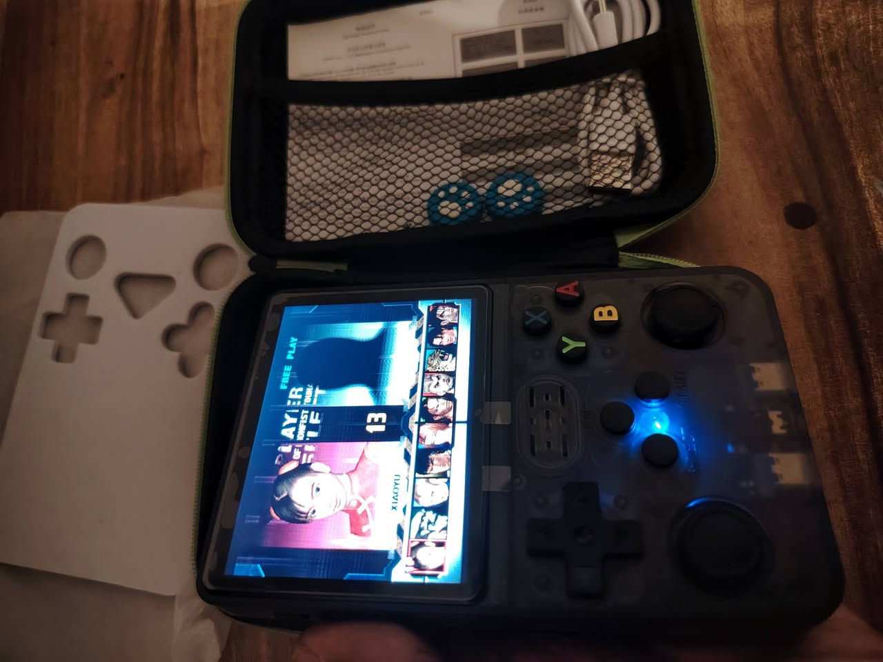 السلام عليكم
اتاري بهذا الشكلr36s
يشغل العاب بلي ١ وبلي٢ وكل الالعاب الكلاسيكية 
جديد غير مستخدم 
يحتوي على ١٥ الف لعبة 
اللون اسود مع جنطة هدية 
السعر ٤٠ الف 
العنوان شهداء البياع 
للاستفسار ***********
