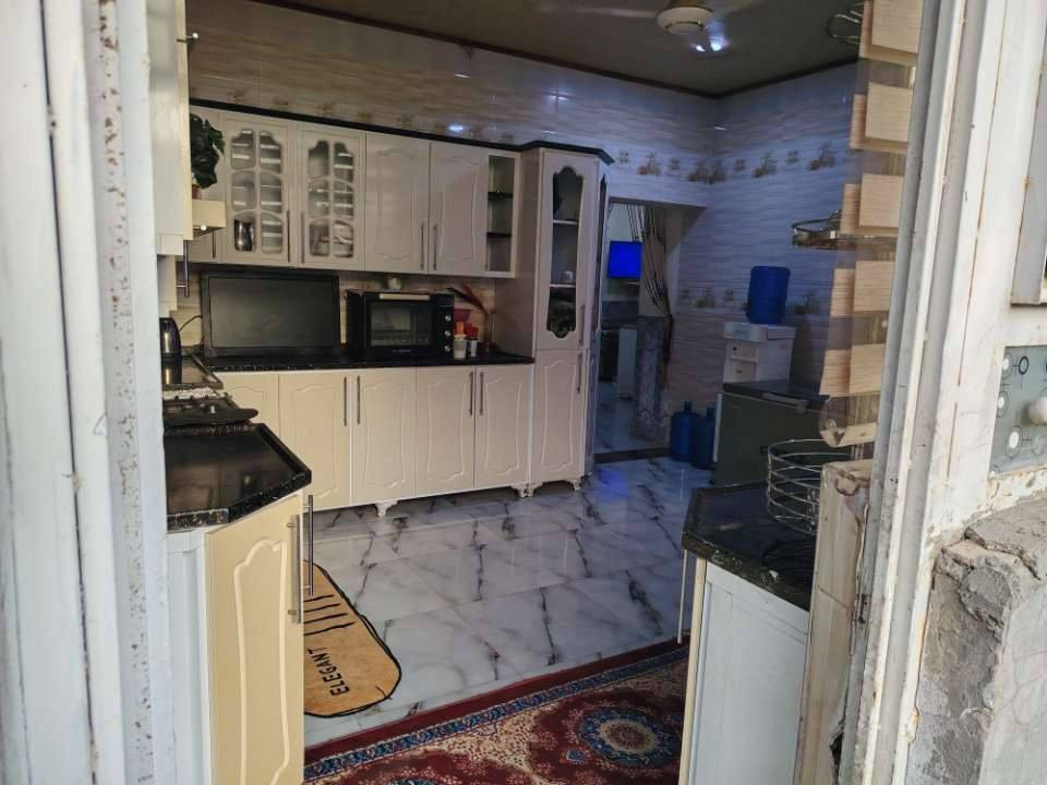 السلام عليكم ورحمة الله وبركاته من رخصة مسؤول الكروب المحترم. بيت مساحة ٢٢٠متر زراعي سند ٢٥ والي يريد اسهم تكدر تحصل اسهم لان اكو جران بنفس المكان سوه اسهم اواجهك ويه الشخص الي اخذ اسهم البيت غرفتين وصالة ومطبخ وحمام داخلي مع غربي وحمام خارجي مع شرقي وحولي حول البيت وحده من الغرف سويت. السطح بعده على التراب بناء طابوق وبناء درجة أولى بيت جدا نضيف الموقع المحاويل تابع ل حي الجمهوري او القصبة القديمة وقريب جدا على سوق المحاويل وعلى شارع حله بغداد أيضا قريب على حي الأسرة مدارس ابتدائية وثانوية وثانوية بنات جدا قريبة يعني موقع جدا ممتاز السعر ٧٥ وبي مجال للطيبين وهذا رقمي *********** عندي واتساب والخاص موجود تحياتي
