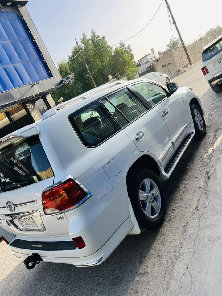 السلام عليكم لاندكروز 2010 مكفولة من صبغ بيهة بارد عل كد صبع جاملغ باقي مكفولة. سيارة ماشية 180 معروفة موصفات لاندكروز  سيارة لا شريط طابع. تخم تاير جديد. السعر 
290 
استفسار عل رقم ***********
