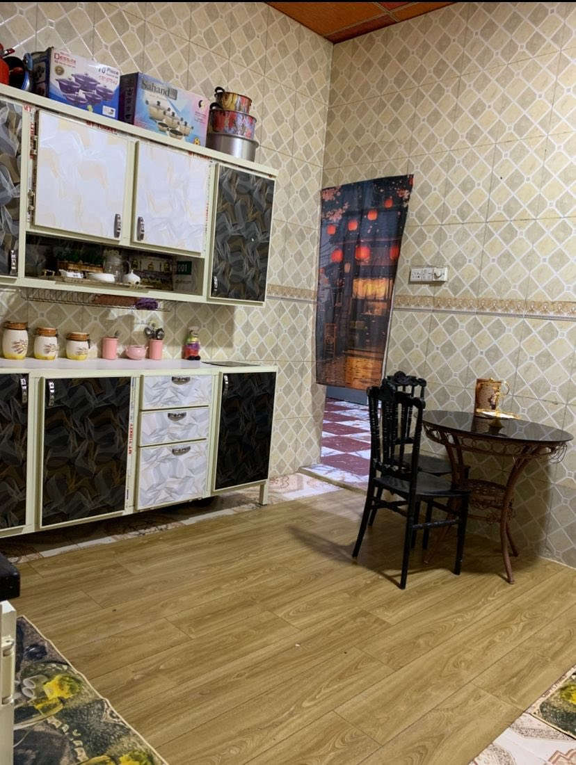 السلام عليكم للبيع بيت مساحه 210 متر طابقين طابو زراعي وعندي وكاله ونسخه من الطابو في الجزيره شارع باب الهوه شارع 25 يتكون البيت غرفتين وصاله وحمامات 2 داخليه وخارجيه واستقبال دوانيه مطبخ مناور عدد 2 الطابق الثاني جاهز كلشي بس ينكسف وكهربائيات الطابق الثاني نفس تصميم الطابق لأول البيت جاهز للسكن السعر (90 ) وقابل للتفاوض لاستفسار اكثر هاتف (***********)
