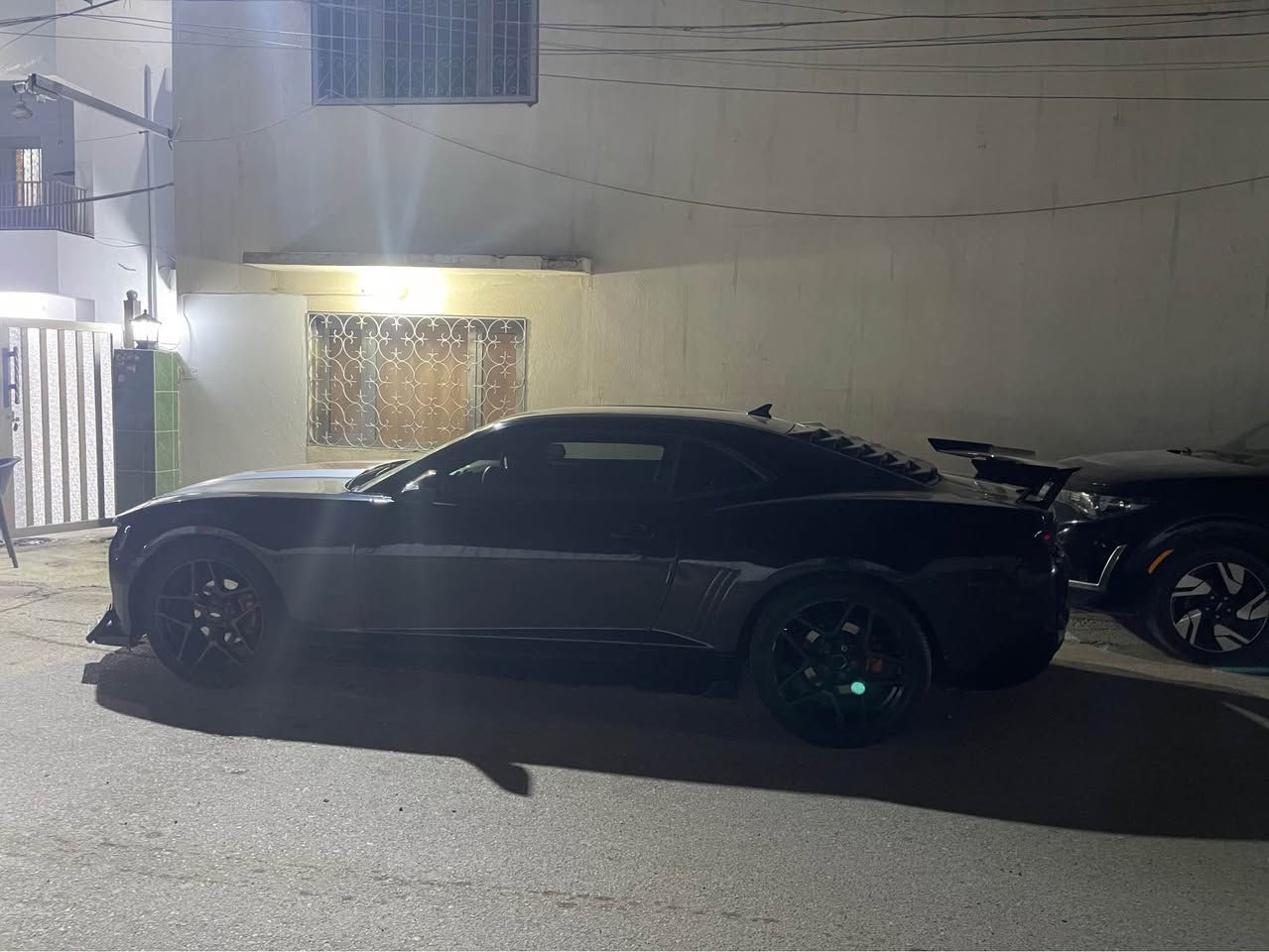 السلام عليكم 
شوفرليت كمارو موديل ٢٠١٣ محدثه بجم ٢٠٢٠
توسات وجناح zl1
كير ومكينه مكفولات 
تبريد شغال 
مكينه ٣٦٠٠ 
كهربائيات كامله وشغاله اي نقص ما بيها 
صبغ حزام جماليه فقط 
رقم بغداد الجديد بأسمي 
داخل نضيف جداً على وضع الشركه 
السعر المطلوب ٩٣ ورقه وبيها مجال قليل 
بدون مراوس فقط بيع 
للاتصال 
*********** بغداد, العراق
