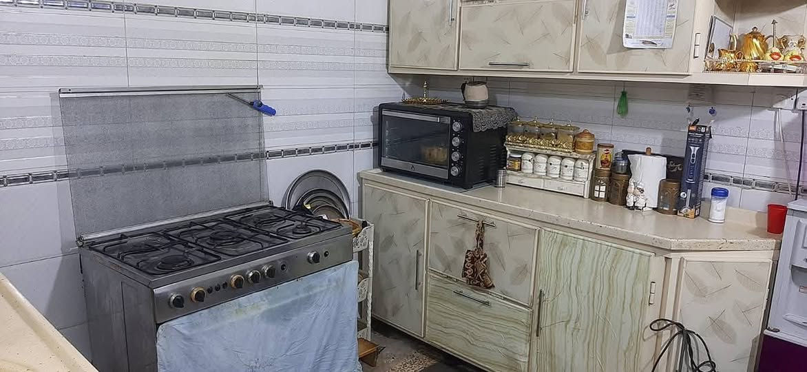 بيت بالشهداء شارع الأطلال الرئيسي للبيع المساحة ٢٠٠م الشارع ٢٠م طابق أول غرفتين وهول واستقبال وصحيات داخلية وخارجية الطابق الثاني غرفة وبيتونة البيت قابل للسكن بناء الثمانينات ومرمم الاتصال على الرقم ‏‪***********‬‏
