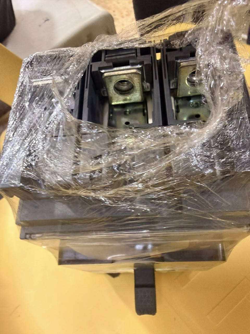 السلام عليكم تتوفر قواطع امجي / شنايذر اصلي باله / ثلاثي / رباعي 100A/125A 160A/ 250 A/ 400A/ 630A/ 800A / 1000A/   أتواصل ع رقم واتساب ‭٠٧٧٧ ٠٣٥ ٢٢٨٩‬
