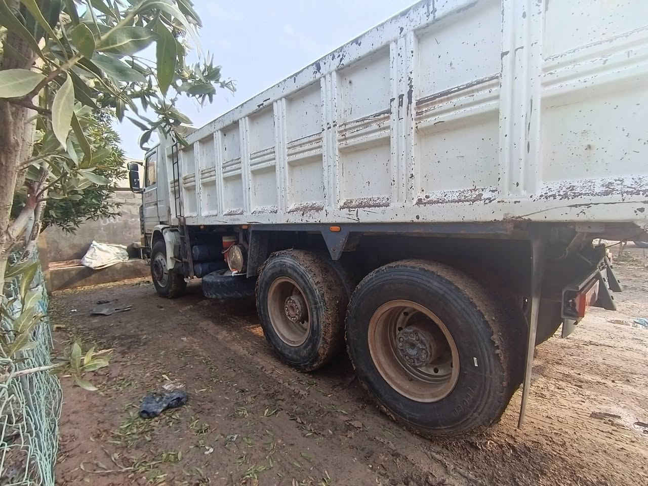 السلام عليكم سكانيا للبيع 13 ماكينه 88  جير 3/3 بلاديه ما    مطوله مكاني بغداد ***********
