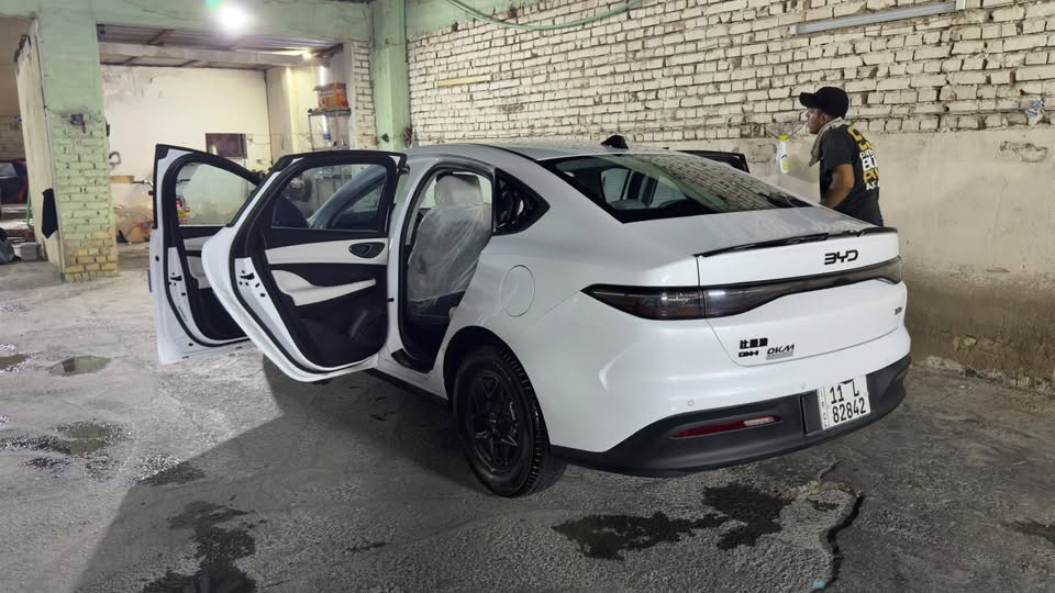 🚗 للبيع: BYD SEAL 05 موديل 2025 (نص فول - بحالة الوكالة)
 العداد (ماشية): 6,770 كم فقط (شبه زيرو).
 الرقم: بغداد (بإسمي والتحويل ثاني يوم مباشرة).
 السعر: 19 مليون وربع (19,250,000 دينار) وبيه مجال للشراي.
 الموقع: بغداد - الحسينية.
 للتواصل والاستفسار: ***********
🔍 حالة السيارة والصيانة (موثقة من الوكالة):

فحص البطارية: حالة البطارية 100% بحسب فحص شركة المقادير (وكالة BYD الرسمية).

الدهن والصيانة: كل تبديلات الدهن ومراحل الصيانة تمت داخل وكالة BYD شركة المقادير. 

التحديثات والبرامج: السيارة محدثة آخر تحديث رسمي داخل الشركة، ومحمل عليها بكج برامج كامل مكمل وجاهز للاستخدام، يشمل: (يوتيوب YouTube، نظام الملاحة ويز Waze، متصفح إنترنت، متجر أبتويد Aptoide، أندرويد أوتو Android Auto، وتطبيق دراما لايف Drama Live).

🌟 المواصفات والتقنيات المعروفة لفئة (النص فول):
 النظام الهجين المتطور: اقتصادية جداً في استهلاك الوقود مع عزم وقوة ممتازة.

 الشاشة الذكية: شاشة BYD الشهيرة بنظامها السلس والسريع.
 أنظمة الأمان والسلامة: حساسات، كاميرات، نظام المكابح المساعد، ووسائد هوائية لحماية الركاب.

 الراحة والرفاهية: دخول ذكي، تشغيل عن بعد، تكييف مركزي ممتاز، وإضاءة LED حديثة.

➕ الإضافات المميزة والإكسسوارات (كلها جاهزة ومضافة للسيارة):
 التعديلات الخارجية (Black Edition): تحتوي على (شفقات جام خلفي، سكوب مرايات، سكوب يدات أبواب 4، جناح صندوك، هوائي، وعلايم سود) كله أصلي باللون الأسود الملكي.
 العزل والخصوصية: تغليف زجاج عازل حراري أمريكي أصلي + بردات جاهزة للأبواب الأربعة.

 الحماية والعناية: جادر (غطاء) خاص بالسيارة + غطاء دشبول أمامي وخلفي + تجوة وسطية لحفظ النظافة.

 التوثيق والأمان: داش كام (كاميرا تسجيل ومراقبة للطريق) مع رام بسعة 30 GB.

🧰 حقيبة وعدة الطوارئ المتكاملة المتوفرة مع السيارة:
السيارة مجهزة بالكامل لجميع الظروف وتحتوي على: (طفاية حريق، حبل سحب، درنفيس فحص فيوزات، حقيبة إسعافات أولية، مثلث طوارئ، عدة سباين متكاملة، جك، كيبل جطل ،وعدة بنجر).

📌 ملاحظة: السيارة نظيفة جداً (وردة مال الله) وبحالة ممتازة وجاهزة للاستخدام فوراً بدون أي مصاريف. للجادين يرجى الاتصال على الرقم المتواجد أعلاه
