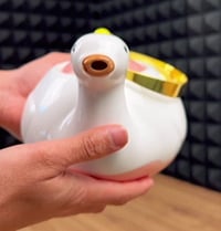 قوري سيراميك • شكل بطة • صورته خاص