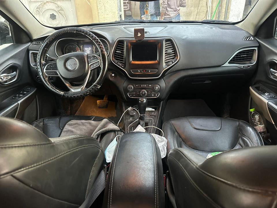 السلام عليكم
جيب شيروكي بزون

السعر 110$

الموديل : 2021 

نوع الحادث :  شجرة واكعه عليها بالاعصار بنيد وقمارة وزوج ابواب الايمن مبدلات يعني ابيع صبغ عام 

الــمــواصــفـــات :-

1 - محرك 6 سلندر 3200

2 - كشنات جلد اسود

3 - شاشة وسط للتحكم في ايعازات السيارة

4 - تبريد قطعتين امامي خلفي

5- لايت زنون + كشاف

6- رقم بابل مداور باي وقت مشروع وطني 

7 - تبريد ثلج ❄️

8 - منافذ USB امامي خلفي

10 - تحكم ستيرن جهتين

12 - نضام ABS مانع انزلاق

13- سايد بريك بصمة 

16- كشن حضن 

17- حساس خلفي

18-أوتو بريك

19- نضام قياده

20-تريشه كروم بلاد

21- بصمه

وبعد بيه هواي مواصفات السياره جاهزه 

مكان السياره نجف

صبغ عام سيارة حادثها شجرة واكعه عليها ع القمارة والبنيد 

*********** واتساب

***********اتصال
