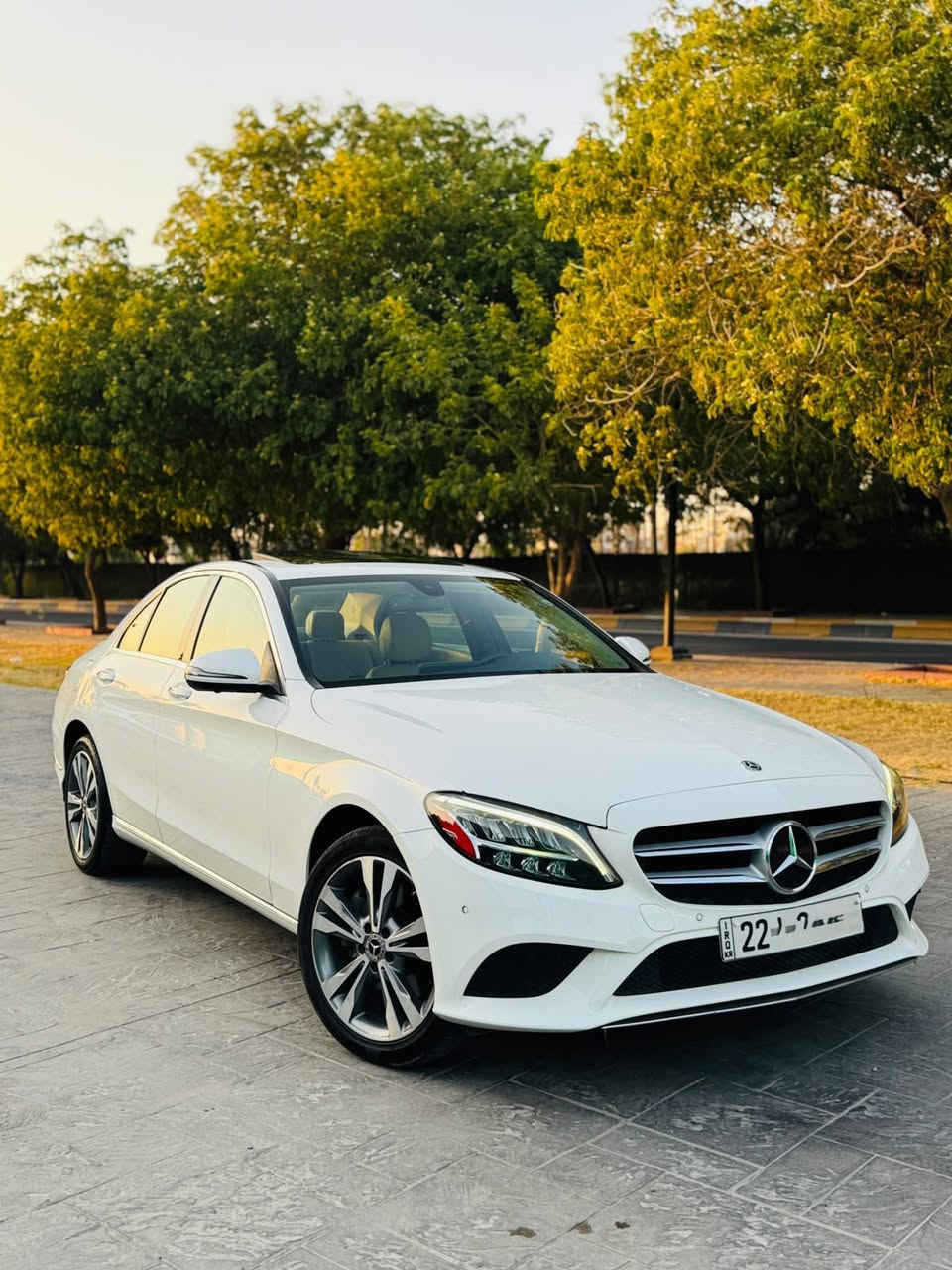 مرسيدس C300 2021
فتحة سقف 
رادار امامي ونقطة عمياء
حساسات 360
بصمة دخول وتشغيل
كاميرات 360 درجة 
عدادات ديجيتال 
تحكم ستيرن كامل
 
هيترات بالكشنات وبالستيرن 
كشنات جلد وكهرباء مع خزن ميميوري 

داخل 64 لون متغير 
صندوق كهرباء 
مري قابلة للطي كهرباء
لايت 8 عدسات 
بك لايت LED
شاشة كبيرة 

محرك وكير بالضمان مامفتوحات
الضرر قطعة صبغ فقط 
ومكان بارد 

مكان السيارة بغداد 
***********
