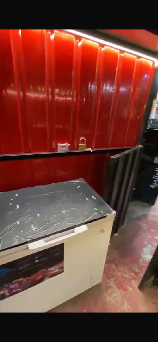 السلام عليكم العارضة العاموديه والمجمده للبيع بسبب ازالة الكوفيات جديدات طگ الكارتون ومتوازي على البيع  رقمي هذا واتساب فقط ***********
