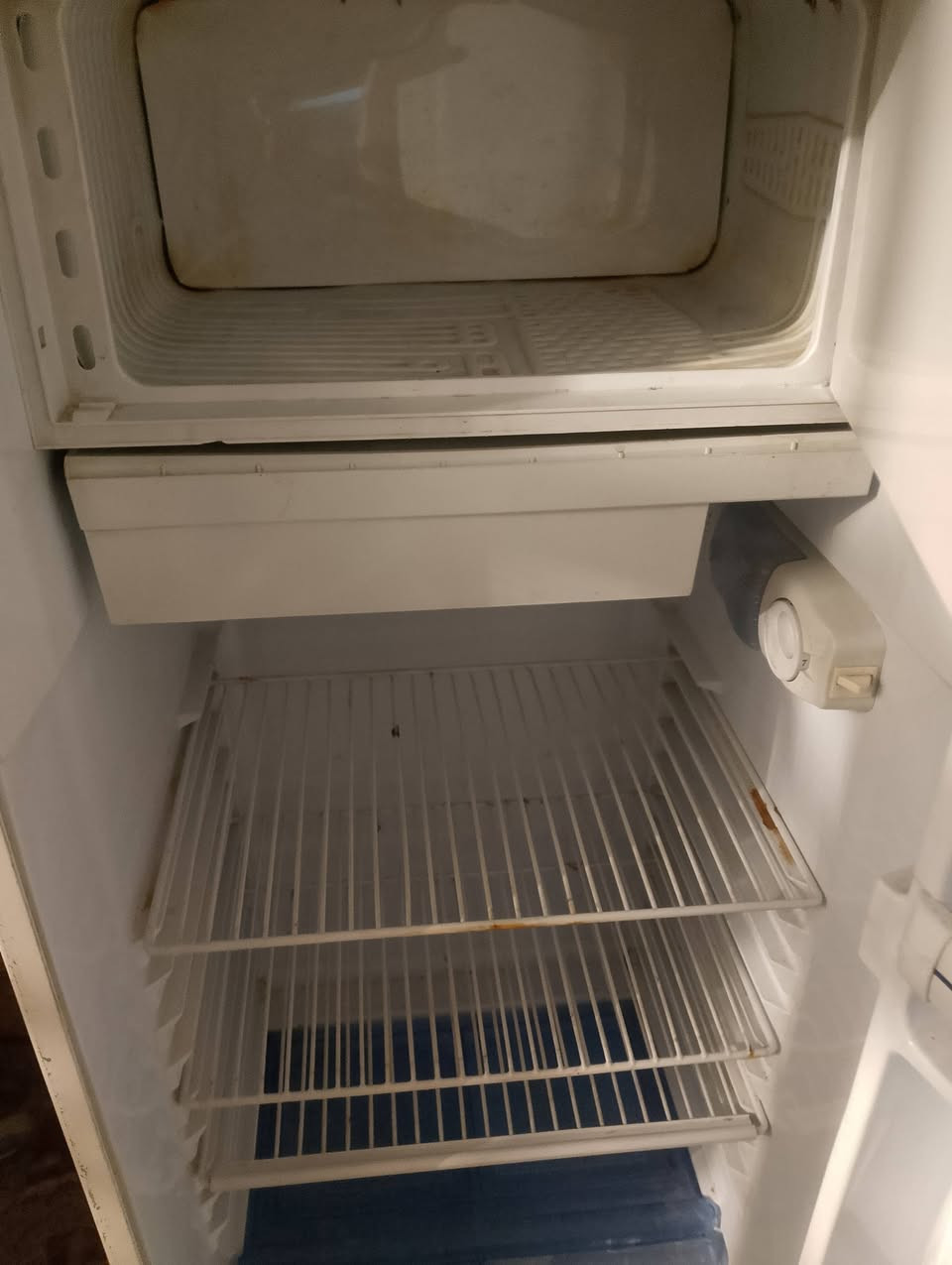 سلام عليكم عندي ثلاجه للبيع مصلحه مره وحده للملنه جمد وخير من لله سعره 125 وبيه مجال ***********
