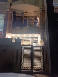 مشتمل حديث للبيع المساحة:85م. واجهة:4.25م نزال:20م  يحتوي على مدخلين ا...