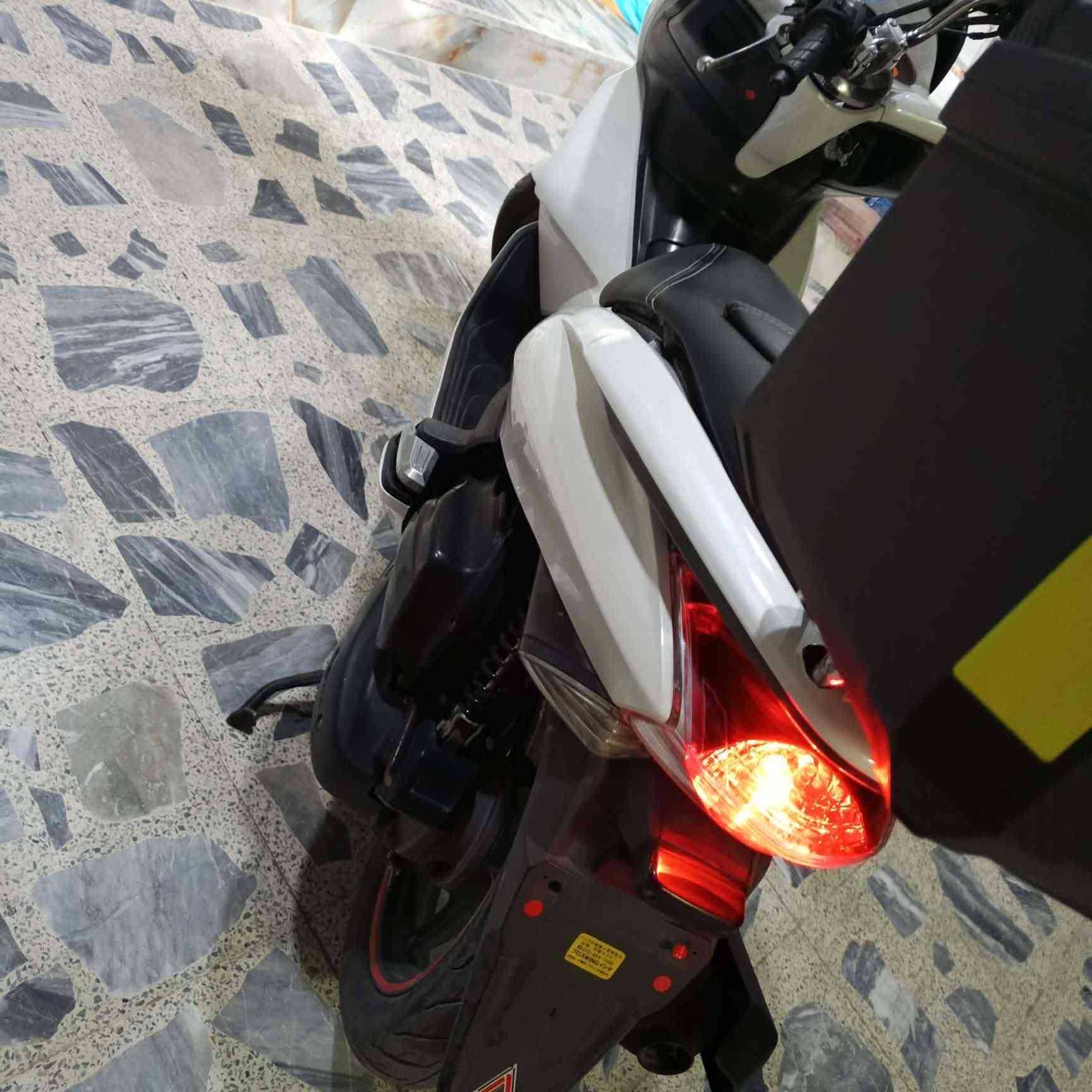 السلام عليكم دراجه pcx الجيل الأول للبيع دراجه مفوله جديده لوك اخذته كبل فتره وهسه اريد ابيعه سعر  1550 اصحاب الخبره يعرفوها للاستفسار ***********
