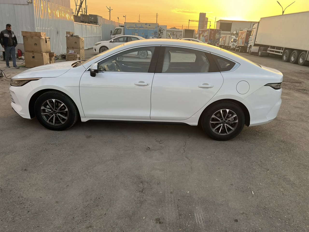 السلام عليكم  بي واي دي دستروير السياره رقم بغداد بسمي ماشيه 1740 السعر 20 مليون الرقم ***********
