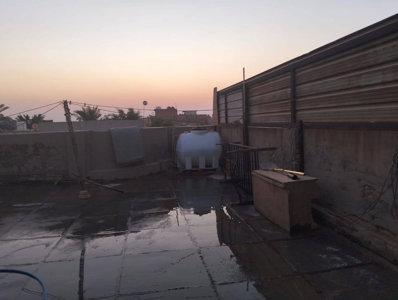 سلام عليكم من رخصت صاحب الكروب بيت طابو صرف منطقه الحسينيه مقابل مطعم الامير مساحه 158يحتوي على 5غرف نوم+ستقبال 9×4. مطبخ 6×4  + غرفة نوم نظام سويت 9×4 السعر 150 مطلوب قرض مصرف 40مليون  حسب المشتري يريد يسدد المصرف كل شهر 450او   يدفع كاش للمصرف. الاتصال على رقم ***********
