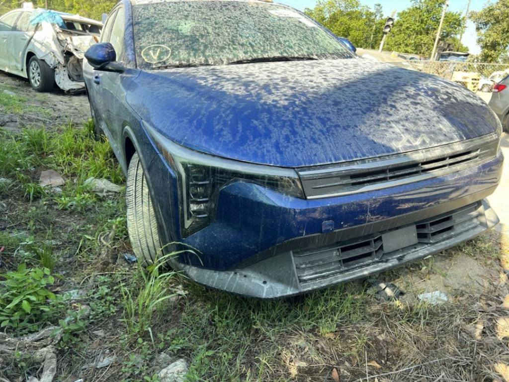 سلام عليكم ورحمة الله وبركاته
K4 موديل 25 فئة ex 
ماشيه 17000km
رقم انبار معوقين
هاي باب وجاملغ حادثه بالخارج
وصار عندي بيه حادث بالداخل بالبجم مثل ما موضح بالفيديو اللي باللون الاسود مبدل (بنيد وجاملغ جهة سايق ولايتات ودعاميه) 

سعره ١٤٠ وبيه مجال 
***********
