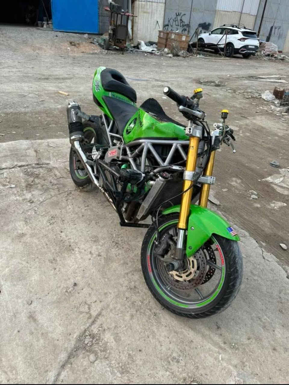 السلام عليكم
بطح كاوسكي 2004
مامفتوحه سبانه ماممدوده عليها 
الدراجه شغاله فأر بيها  يطغ الدراجه شي عله شي كامله بس هذا عيبها كامله من كلشي 
شاصي بواري
عنواني بغداد الشعب 
للأتصال *********** 
السعر 500 ألف قفل لجأ بدون تعامل متواجد واتساب فقط
