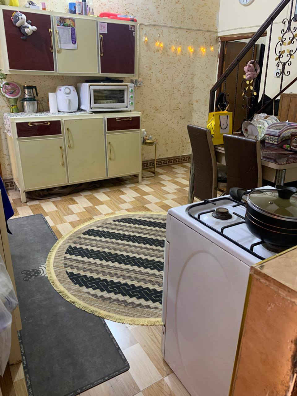 بيت للبيع في كاطون الرازي ١٠٠ متر طابقين  قرب. جامع الغفار قريب على ابو مشتاق الوكيل البيت كامل مابي نقص الطابق الثاني نفس الطابق الأرضي يحتوي على غرفتين وصحيات وصالة السعر المطلوب ١٢٠ وبي مجال بسيط رقم الهاتف ‏‪***********‬‏
