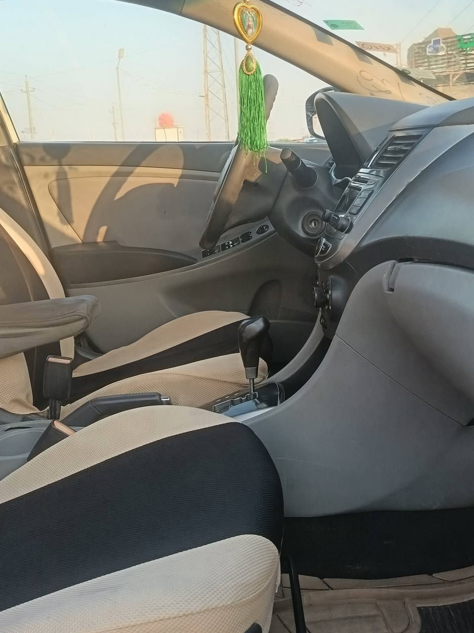 اكسنت موديل 15 وارد امريكي حداده من طول للطل جديده بدي رشات صبغ بي سنويه جديده راعيه بل بصره مكينه كير خير من الله  *********** سعر 70وبيه مجال وتجي وشوف سياره حلوه والسياره بل بصره تنومه شط العرب
