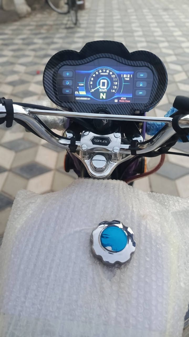 ياالله    ///الاخوين للدراجات 🛵
‼️‼️الإستفسار /***********☎️***********
التايكرر ال 2025 الاصلي باب 1 🛵
دشبول شاشة لمس بلوتوث 
نظاافة 99% جيس وزيروو استخدام ((15))يوم 
لوون . مميز بنفسجي دولار 🟪
‼️‼️مكاان//الصويرة شارع السبيس تقاطع حي الزهور
