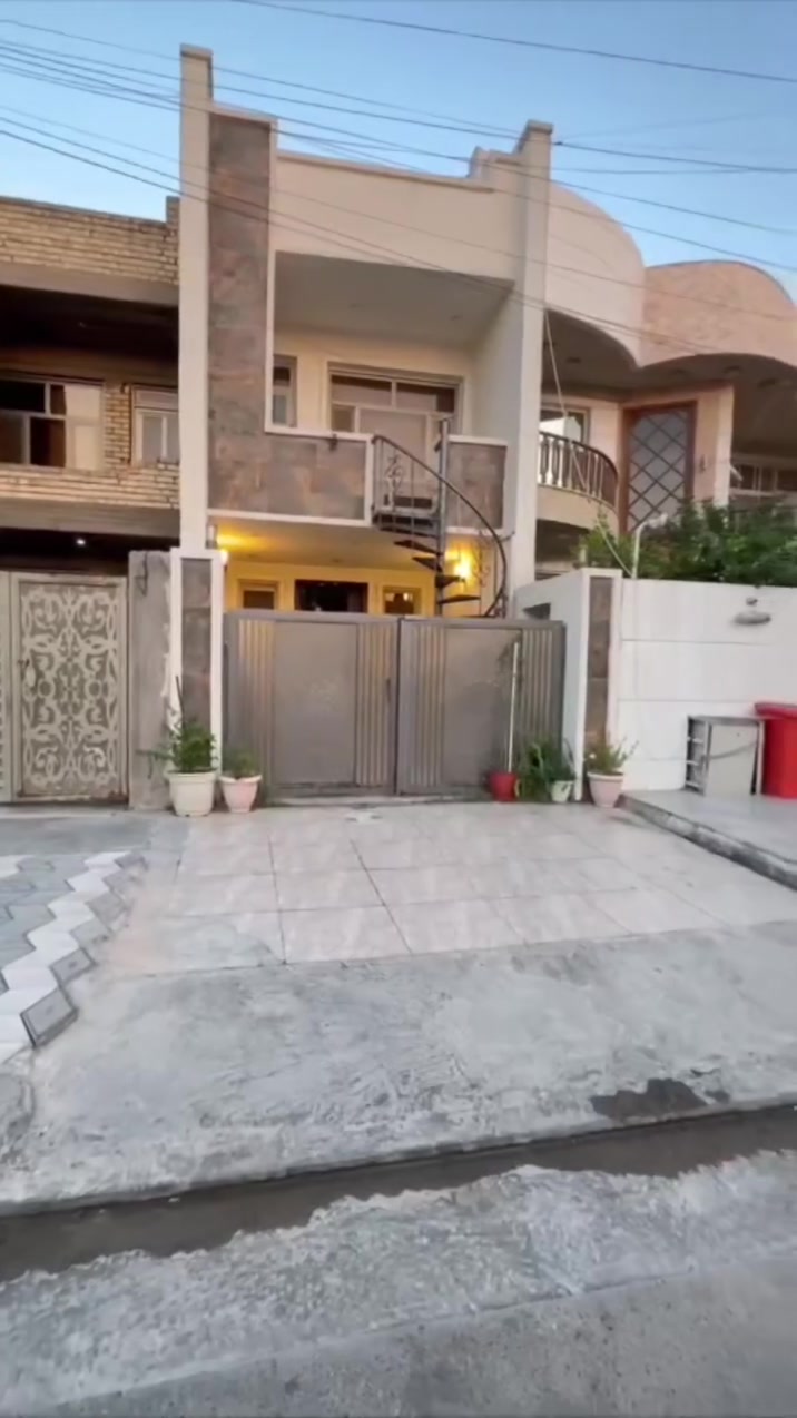 بيت في شارع فلسطين حي النيل محلة 503 شارع عريض 15متر هادئ جدا واجمل مربع مساحة 135 واجهة خمسة الة نزال 30خمس غرف نوم صالة 12متر ثلاث حمامات بيه نضام شقة ودرج من الخارج يصلح  استثمار  أيضا للاستفسار ع السعر ع *********** ابو ود
