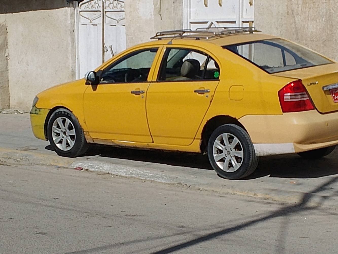 مباع ليفان 620 موديل قديم لون أصفر. السيارة بحالة جيدة من الخارج وبعض الخدوش موجودة. مقاعد مريحة وسعة داخلية جيدة. ممتازة للاستخدام اليومي والتنقل داخل المدينة. فرصة رائعة للي يدور على سيارة اقتصادية.
