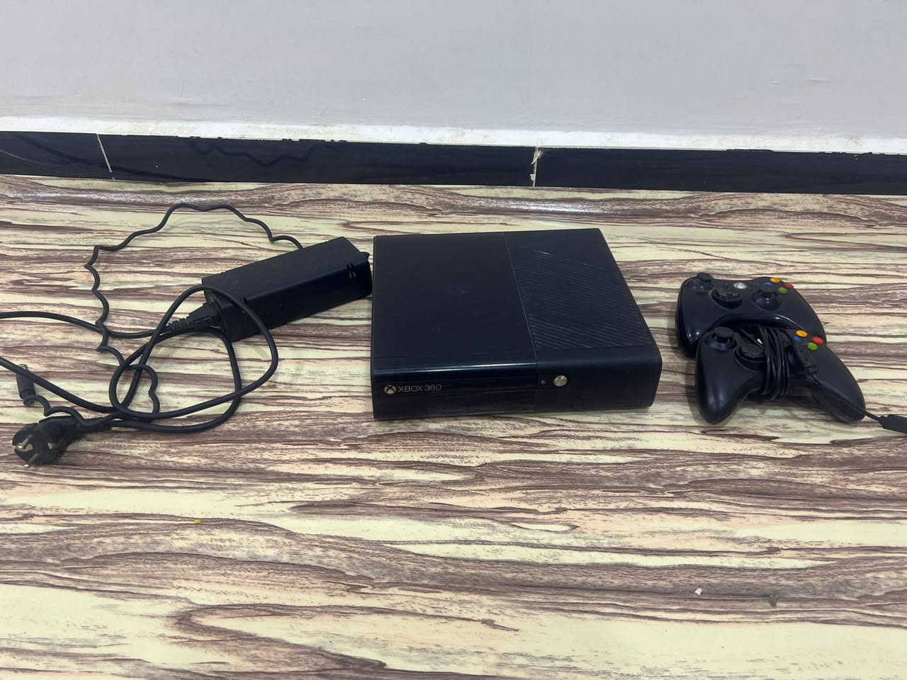 جهاز اكس بوكس 360 سوبر سلم 
جهاز شغال و نظيف 
كامل ملحقات  وياه يدات 2 بس 1 تشتغل 
السعر 125 
الارقم ***********
