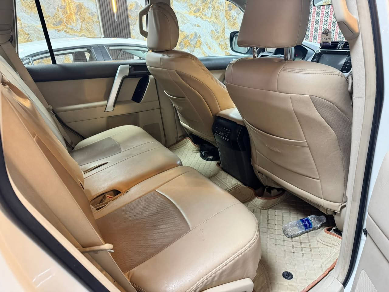 السلام عليكم ورحمة الله للبيع تيوتا برادو 2019 محرك 6 سلندر كفاله عامه حته الدعاميات لا بارد ولا صبغ تخم تاير دلوب مواصفات فول TXS كشنين كهرباء جلد مري اوتو بصمه فتحه سقف كل السياره على وضع الشركه مكان السياره بالرمادي سعرها 400 وبيها مجال قليل 
***********
