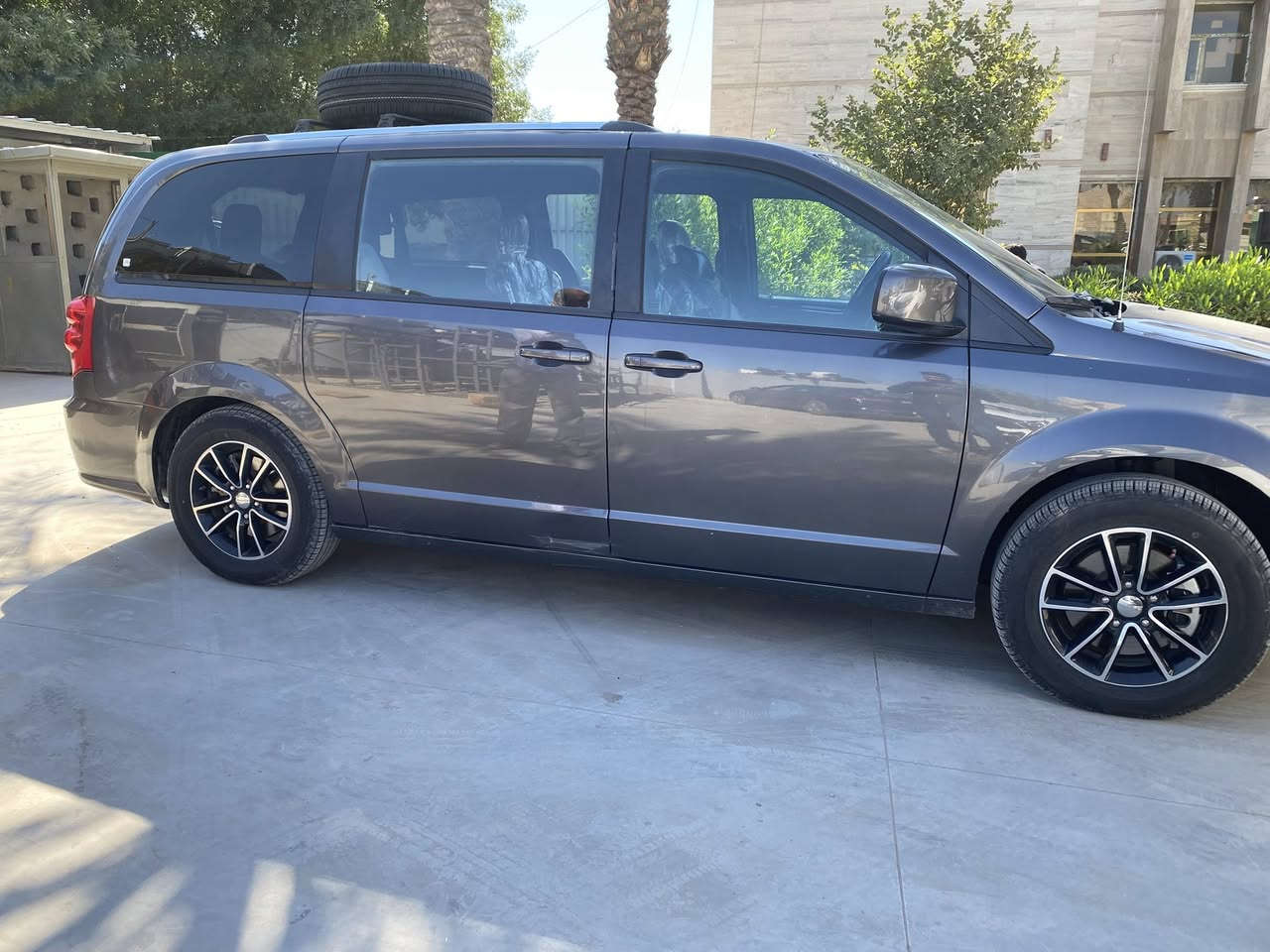 السلام عليكم مكلف بالنشر رجاء الاتصال على الارقام
للبيع دودج كرفان سياحي موديل 2020 مسجل 2018 منظومة غاز محرك 3.600 شاشتين اماميه + سقفيه كامرتين خلفي وامامي تسجيل لايت زنون حساسات تخم تاير 5 واحد سبير  العنوان بغداد متواجد بالمنصور 

الارقام ***********
***********
