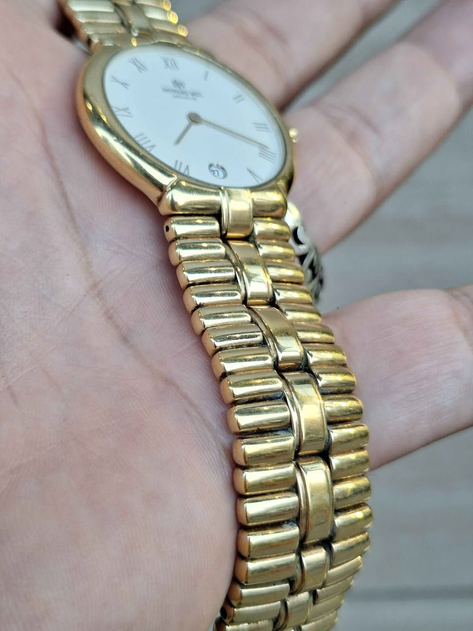 ساعة Raymond Weil Genève السويسرية الفاخرة، وهي من فئة الساعات الكلاسيكية المطلية بالذهب (غالباً عيار 18 قيراط)، وتعمل بحركة الكوارتز (البطارية).أبرز مواصفات الساعة الفنية والجمالية:التصميم: مينا دائرية كلاسيكية مع أرقام رومانية أنيقة للإشارة إلى الساعات.نافذة التاريخ: توجد نافذة دائرية صغيرة لعرض التاريخ عند مؤشر الساعة السادسة.السوار: سوار معدني مدمج ومطلي بالذهب بتصميم خرزي متناسق.المنشأ: صناعة سويسرية أصلية كما هو موضح بكلمة "Swiss" أسفل المينا مركز طوخ, القليوبية


**إذا كنت صاحب هذا الإعلان وتريد حذفه لأي سبب، رجاءا أرسل رسالة إلى الدعم الفني**