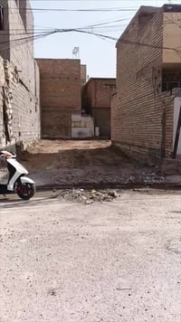 عليكم قطعة أرض للبيع 100م خلفية + 110م أمامية مساحه القطعة 210م موقعها...