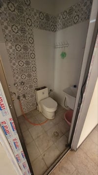 للأيجار في السيدية ترهم عائلة او طلاب شقة مساحة 55 متر   تحتوي على  غر...