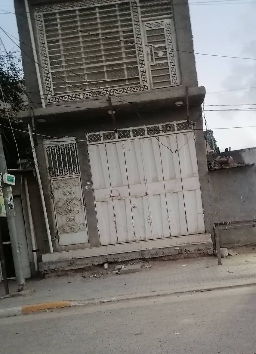 بناية تجارية مناسبة
المساحة ١٠٠ متر
واجه ٥ نزال ٢٠
تحتوى على
محل تشغله سابقاً صيدلية
الواجه ٤متر النزال ٢٠متر
فيها درج خارجي
وشقة في الطابق الأعلى تحتوي على
غرفة نوم
صاله كبيره 
ومطبخ
وصاله
البناء كونكريت مسلح
الموقع الديوانية حي العسكري الثالث على الشارع الرئيسي شارع ٣٠ مباشر
السعر ١١٥ مليون
للاستفسار أكثر مراجعة مكتب التوكل للعقار الكائن في حي العسكري شارع ٣٠ او الاتصال والمراسلة على الواتساب على الرقم ***********
