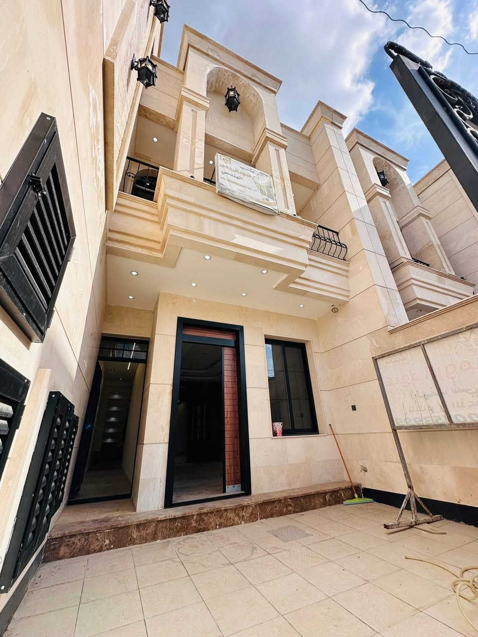 150متر للبيع
حي البنوك /قرب مثلجات الصفصاف
الواجهه مرمر ،الارضيه مرمر ،النوافذ الالمنيوم تركي ،بناء درجه اولى 
يحتوي على 
كراج ،مطبخ معزول ،خدمات في كللا الطابقين وخارجية ،4غرف نوم كبيره،
للمعلومات أكثر مراجعه مكتب القريشي  للعقار***********
