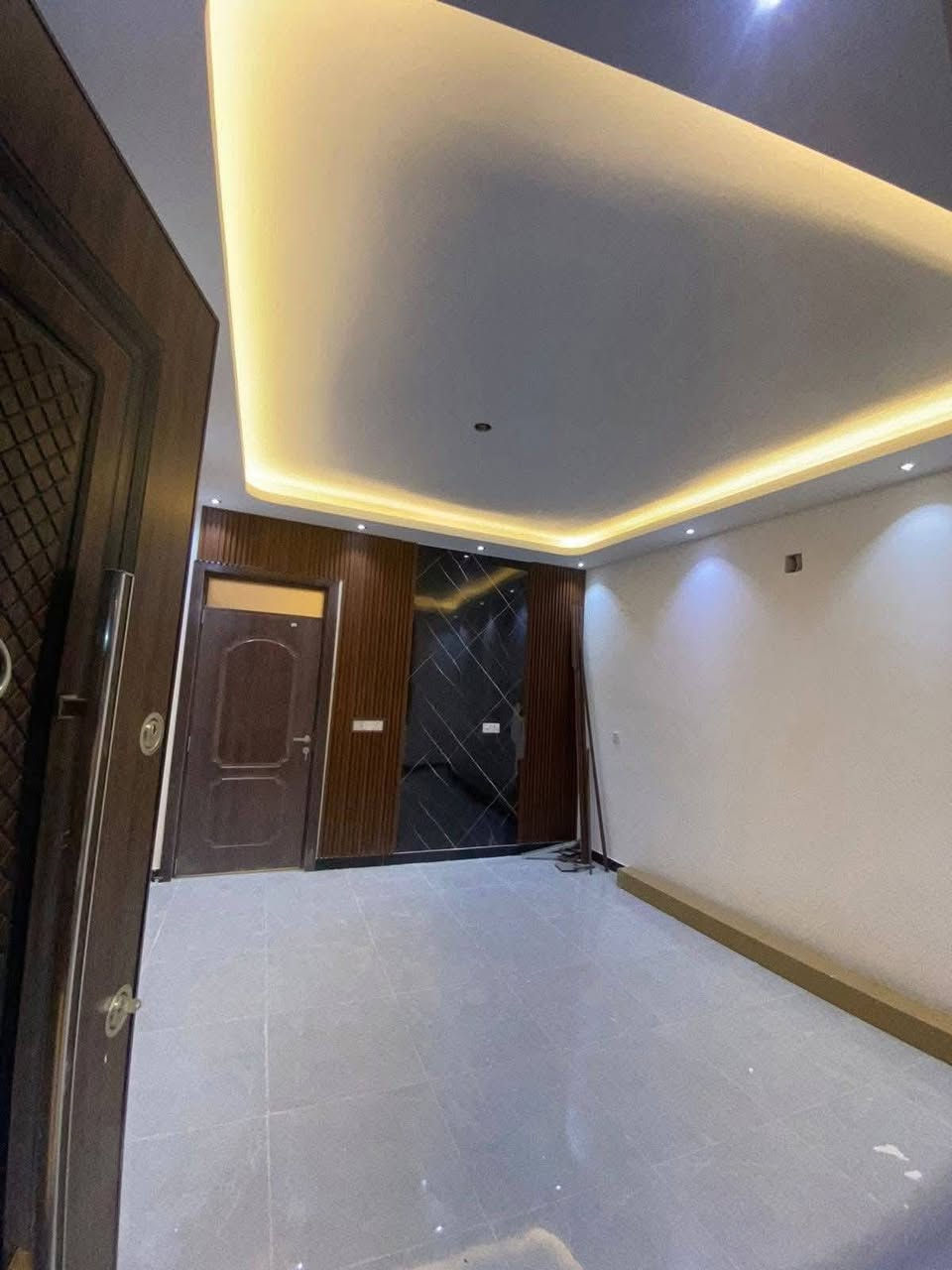 مشتملات  عدد ( 2 )50 متر للبيع 🏡🏡🏡
دارين 👍👍👍
 واجهه 6متر 
نزال 8متر 
بناء حديث درجه اولى 
يحتوي على صاله ومطبخ وحمام 
الطابق الثاني
غرفتين نوم.  حمام. عدد 2
طابق الثالث غرفه نوم وسطح 

العنوان :: ضباط الشهداء قرب جامع محمد رسول الله المجاور شارع المضخة التجاري  

للاستفسار الاتصال (***********)
