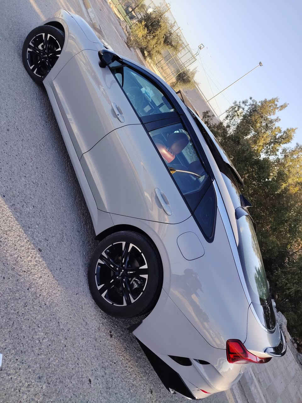 السلام عليكم 
للبيع كيا K5

ماشية (88) الف  

الفئة جيتي لاين فول مواصفات 

الموديل 2022

رقم بغداد 

الضرر  بابين عكس سائق مرجعات بلاد ليبل الشركة بيهن

المواصفات 

1- حجم المحرك ٤ سلندر ١٦٠٠ تيربو 

2- كامره دوارة

3- رادار خلفي + امامي 

4- رادار جانبي مانع اجتياز 

5- بصمة ابواب + تشغيل عن بعد 

6- زنون عالي ناصي 

7- سقف بنوراما 

8- مقاعد جلد اصلي احمر مختوم جيتي لاين

9- اشاير بالمري 

10- مقاعد كهرباء + تدفئه

11- هاند بريك بصمة 

12- تحديد مسار 

13- شاشة كبيرةً مع كامرة دوارة 

14- ستيرن رياضي حرف D مختوم جيتي لاين

15- مثبت سرعة 

16- شاحن هاتف 

17 - شاشة كار بلاي واندرويد 

18- 5 وضعيات قيادة

19- فتح جنطة بصمة وعند الاقتراب 

20- قيادة ذاتية على خطوط البيضاء 

وباقي المواصفات معروفة في فئة جيتي لاين

ملاحظة مهمة // السيارة عليها ادامة كاملة تخم تاير + بلاكات وكالة + مجاول + هيدروليك القير 

السيارة تاخذها ماتصرف عليها ربع دينار ان شاءالله 

السيارة تاخذها مني شرط المكينة والكير 

( تحويل مباشر باسم المشتري )

رقم الهاتف // ***********
***********

السعر (( 177 )) وبيها مجال 

مكان السيارة الانبار فلوجة
