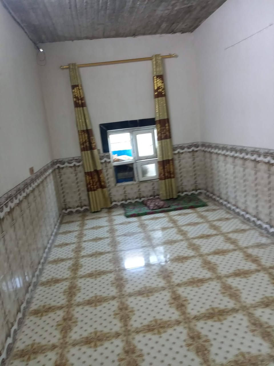 سلام عليكم  بيت للبيع مكاني صلاح الدين  رقم الهاتف للاستفسار***********

